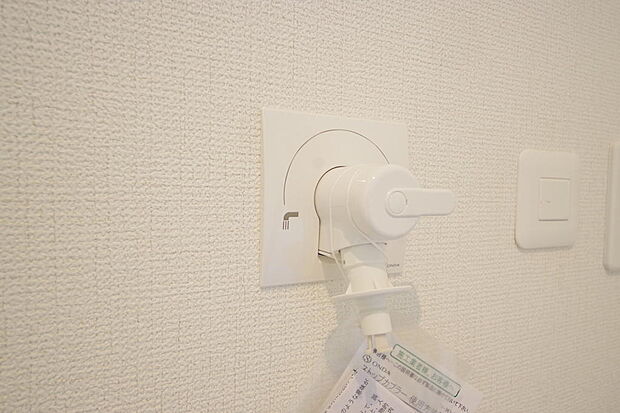 洗濯機用の給水口には蛇口ではなく、全自動洗濯機が設置できる専用の給水口が設置されております。