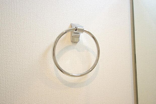 タオル掛け、これは必要です。標準装備されていますので、後から設置する手間も省けます。