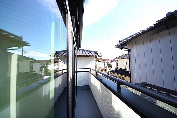 陽光あふれるバルコニーは、たくさんの光を浴びることができるのでお洗濯物やお布団もしっかり干せます。