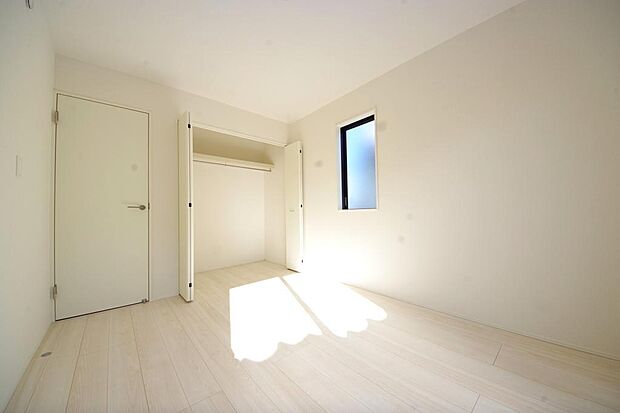 木の質感が優しい床材と豊富な収納が特徴的な、心に温かさを感じる内装です。