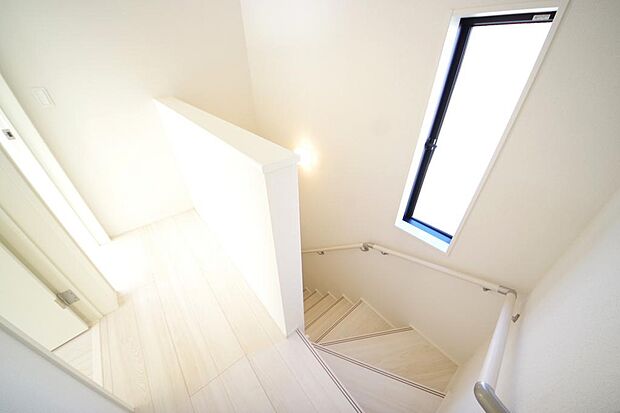 階段には手すりを標準装備することで、お子様やご高齢者の安全性にも配慮しております。