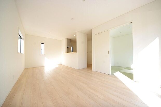 明るい陽光が差し込み開放的なリビング　ダイニングを演出し、ゆとりある空間はご満足いただけます。