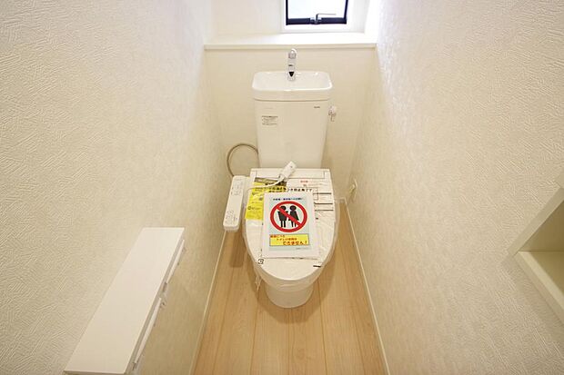 少ない水を有効に使って、汚れも効率よく洗浄します。便器は奥までふちのない掃除がしやすい形状です。