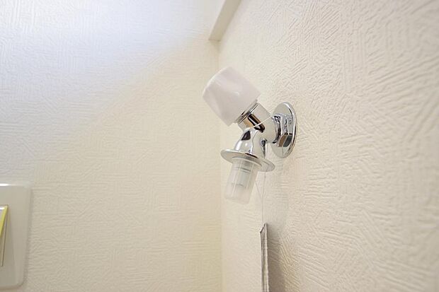 洗濯機用の給水口には蛇口ではなく、全自動洗濯機が設置できる専用の給水口が設置されております。