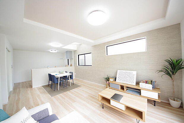 明るい陽光が差し込み開放的なリビング ダイニングを演出し、ゆとりある空間はご満足いただけます。