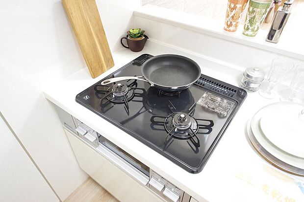 三ツ口コンロはSiセンサーが組み込まれています。長時間の使用の際にセンサーが自動でストップします。
