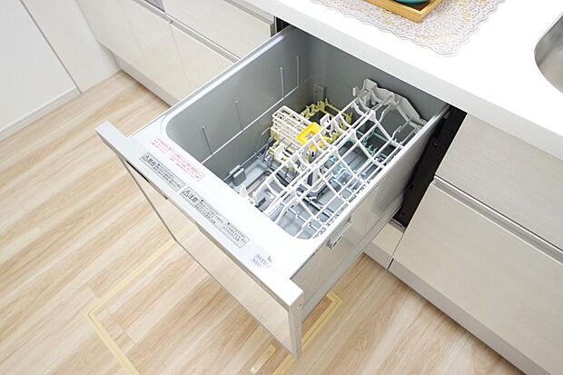 食器の出し入れがしやすいスライド収納タイプの食器洗い乾燥機です。また、節水効果にも優れています。