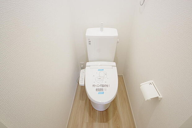 少ない水を有効に使って、汚れも効率よく洗浄します。便器は奥までふちのない掃除がしやすい形状です。