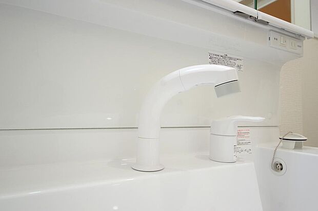 洗面台の給水口はホースが伸びるので朝シャン出来ます。シングルレバーでお湯の温度も楽々調整出来ます。