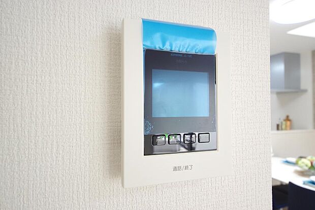来訪者を映像と音声で確認可能なので、煩わしいセールスにも住戸内で対話可能です。