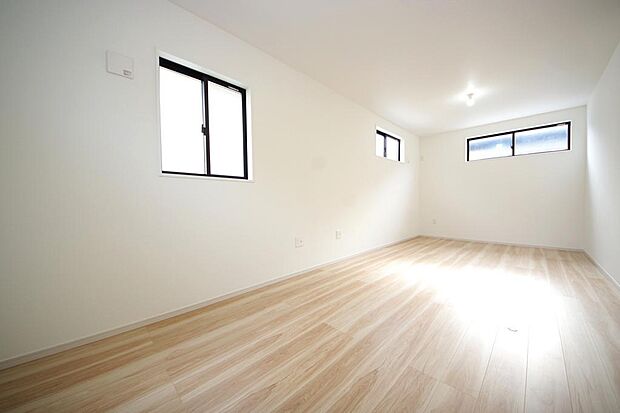 木の質感が優しい床材と豊富な収納が特徴的な、心に温かさを感じる内装です。