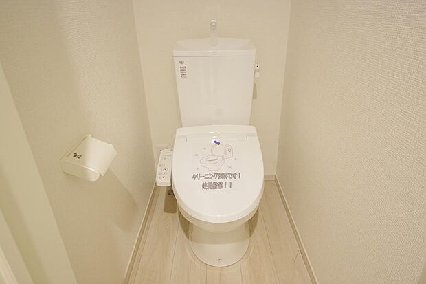 少ない水を有効に使って、汚れも効率よく洗浄します。便器は奥までふちのない掃除がしやすい形状です。