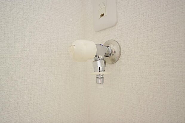 洗濯機用の給水口には蛇口ではなく、全自動洗濯機が設置できる専用の給水口が設置されております。
