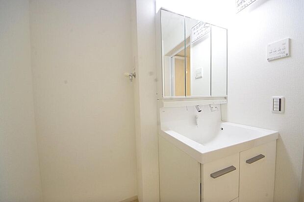 家族全員で利用するパブリックスペースとなりますので、鏡周りの収納ですっきり洗面台がご利用いただけます