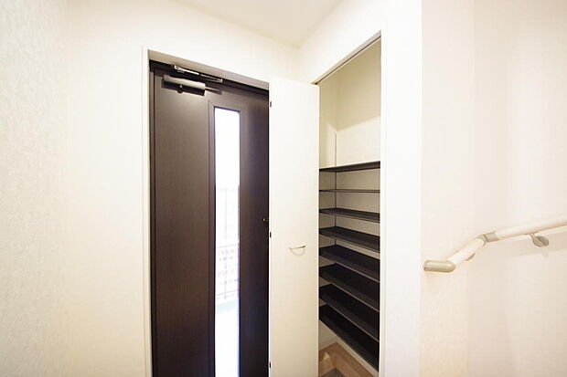 棚板が多く、沢山の靴が収納可能。棚板は稼働可能ですのでブーツやヒールの高い靴も収納でき便利です。