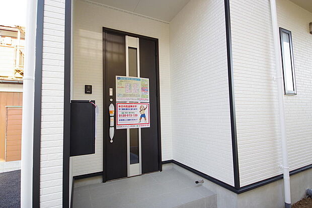 玄関はいわばその邸宅の顔です。だからこそ、迎賓のためにしつらえを細部まで施しました。