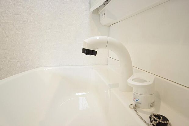 洗面台の給水口はホースが伸びるので朝シャン出来ます。シングルレバーでお湯の温度も楽々調整出来ます。