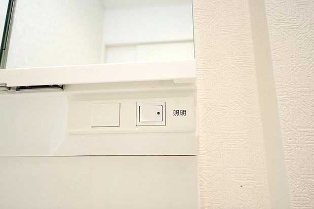 洗面台には、照明 コンセント くもり止めの3点が標準装備されております。