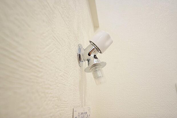 洗濯機用の給水口には蛇口ではなく、全自動洗濯機が設置できる専用の給水口が設置されております。