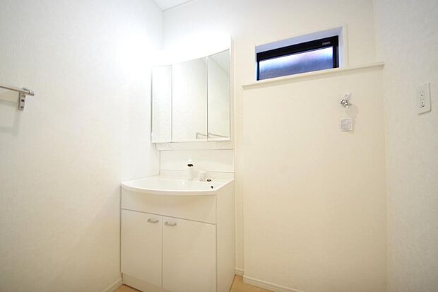 家族全員で利用するパブリックスペースとなりますので、鏡周りの収納ですっきり洗面台がご利用いただけます