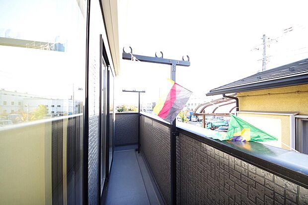 陽光あふれるバルコニーは、たくさんの光を浴びることができるのでお洗濯物やお布団もしっかり干せます。