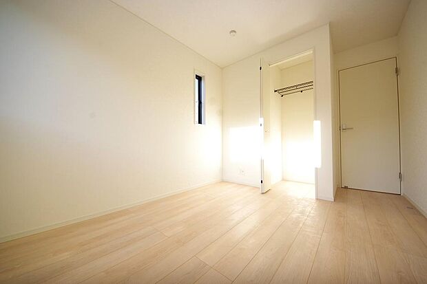 木の質感が優しい床材と豊富な収納が特徴的な、心に温かさを感じる内装です。