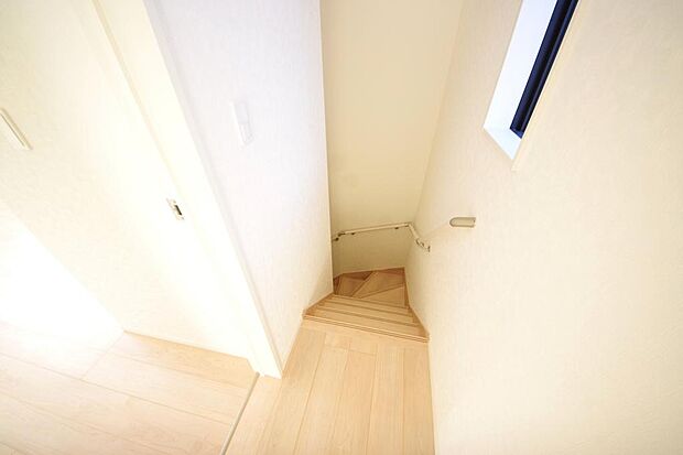 階段には手すりを標準装備することで、お子様やご高齢者の安全性にも配慮しております。