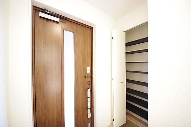 棚板が多く、沢山の靴が収納可能。棚板は稼働可能ですのでブーツやヒールの高い靴も収納でき便利です。