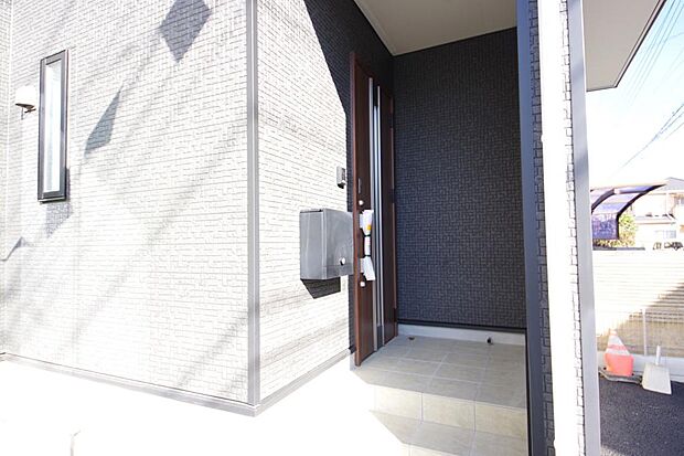 玄関はいわばその邸宅の顔です。だからこそ、迎賓のためにしつらえを細部まで施しました。