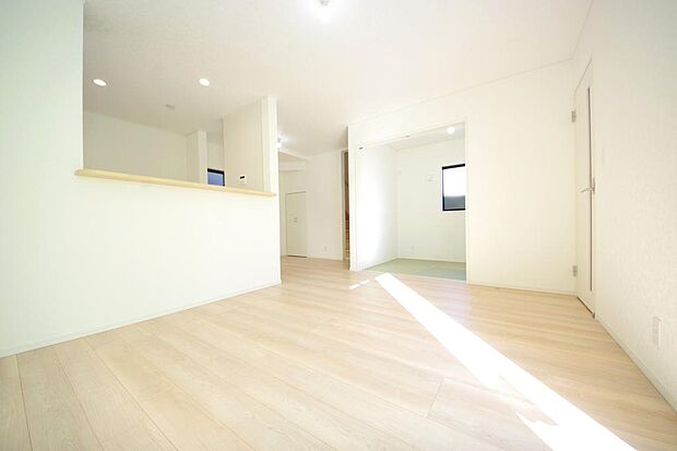 明るい陽光が差し込み開放的なリビング　ダイニングを演出し、ゆとりある空間はご満足いただけます。