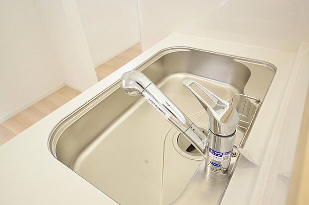 キッチンの水栓はホースが伸びますので、大きな鍋も楽に洗う事が出来ます。また、浄水器もビルトインです。