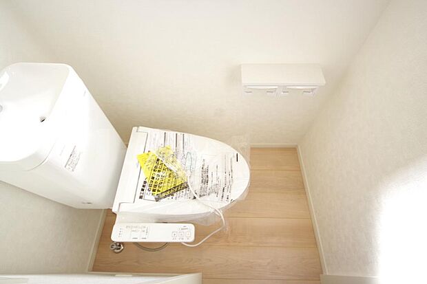 少ない水を有効に使って、汚れも効率よく洗浄します。便器は奥までふちのない掃除がしやすい形状です。