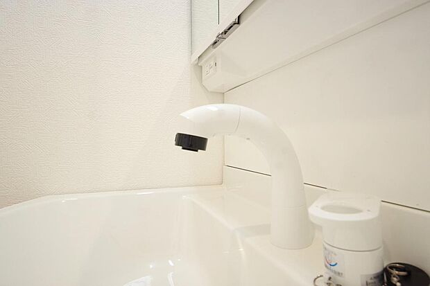 洗面台の給水口はホースが伸びるので朝シャン出来ます。シングルレバーでお湯の温度も楽々調整出来ます。