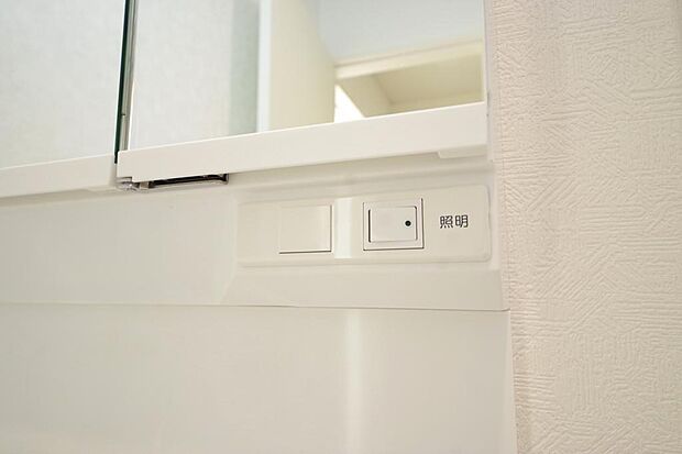 洗面台には、照明　コンセント　くもり止めの３点が標準装備されております。