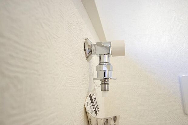 洗濯機用の給水口には蛇口ではなく、全自動洗濯機が設置できる専用の給水口が設置されております。