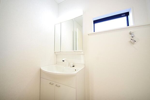 家族全員で利用するパブリックスペースとなりますので、鏡周りの収納ですっきり洗面台がご利用いただけます