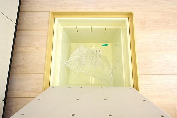 普段は使わない物や大切な物などを収納出来ます。空間を有効に利用した床下収納です。