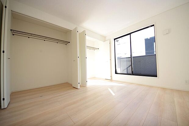 木の質感が優しい床材と豊富な収納が特徴的な、心に温かさを感じる内装です。