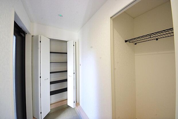 棚板が多く、沢山の靴が収納可能。棚板は稼働可能ですのでブーツやヒールの高い靴も収納でき便利です。