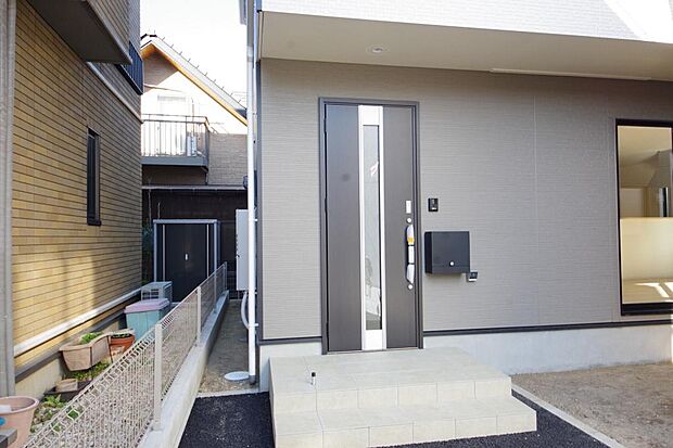 玄関はいわばその邸宅の顔です。だからこそ、迎賓のためにしつらえを細部まで施しました。