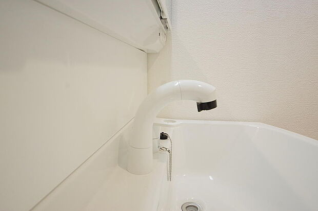 洗面台の給水口はホースが伸びるので朝シャン出来ます。シングルレバーでお湯の温度も楽々調整出来ます。