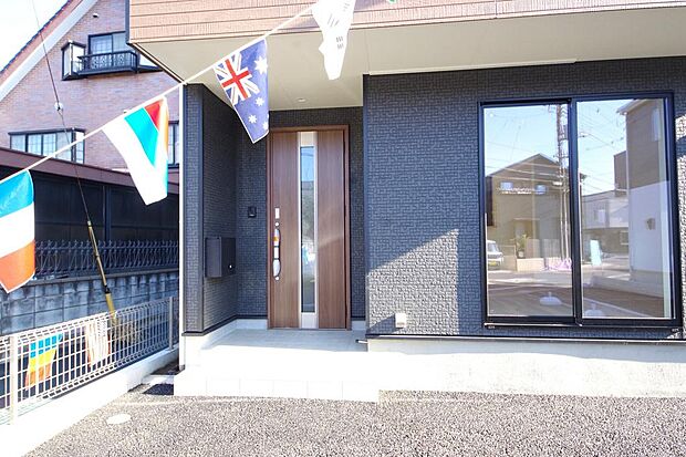 玄関はいわばその邸宅の顔です。だからこそ、迎賓のためにしつらえを細部まで施しました。