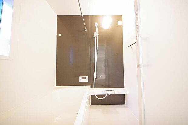 １日の疲れを癒す大切な場所です。追焚き機能も付いておりますので、帰りが遅くなっても安心できます。