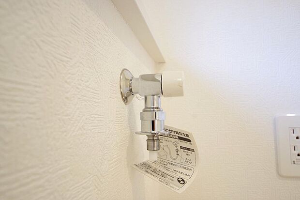 洗濯機用の給水口には蛇口ではなく、全自動洗濯機が設置できる専用の給水口が設置されております。