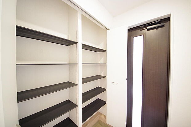 棚板が多く、沢山の靴が収納可能。棚板は稼働可能ですのでブーツやヒールの高い靴も収納でき便利です。