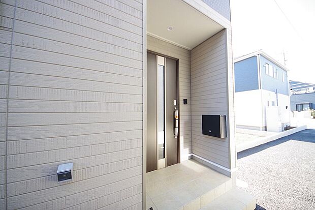 玄関はいわばその邸宅の顔です。だからこそ、迎賓のためにしつらえを細部まで施しました。