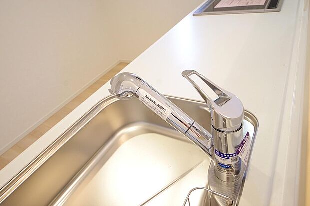 キッチンの水栓はホースが伸びますので、大きな鍋も楽に洗う事が出来ます。また、浄水器もビルトインです。