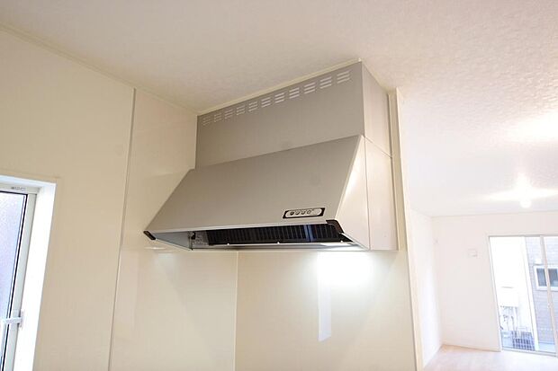 キッチン上部には、ブーツ型の照明付きのレンジフードが標準装備されております。