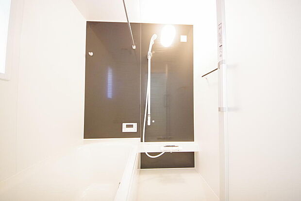 １日の疲れを癒す大切な場所です。追焚き機能も付いておりますので、帰りが遅くなっても安心できます。