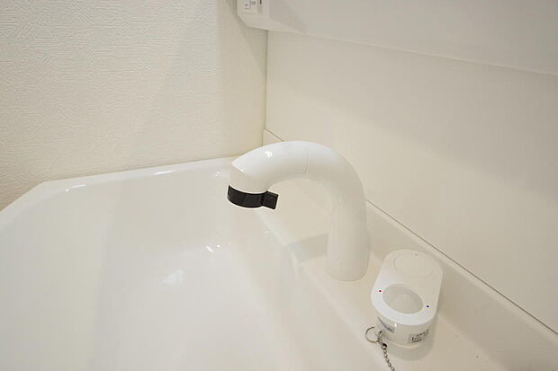 洗面台の給水口はホースが伸びるので朝シャン出来ます。シングルレバーでお湯の温度も楽々調整出来ます。